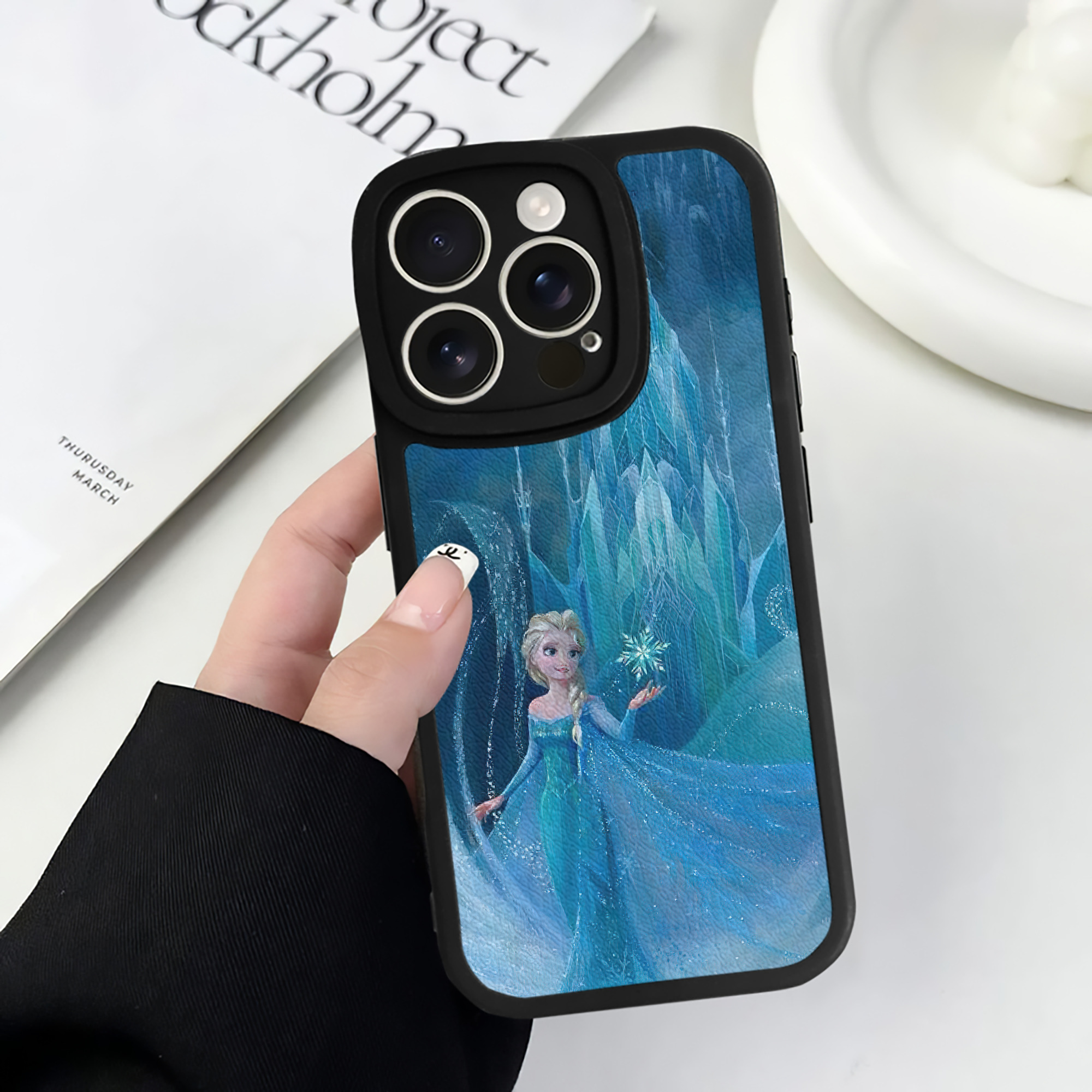 （画像用） アナと雪の女王 アンナ エルサ Frozen Anna Elsa 【iPhone 16シリーズ対応】シリコンスマホケース（レザー調） 材質：シリコン